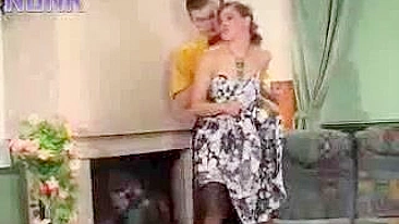 Dona de casa safada abre as pernas pro pau do estudante