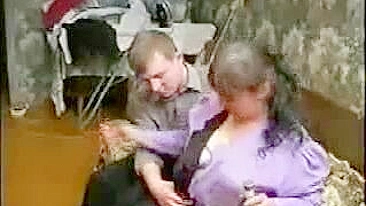 Mãe gordinha bebe cerveja enquanto vizinho mete na sua bunda