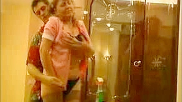 Jovem safado tira pau pra foder empregada madura XXX com força