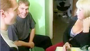 Mãe loira peituda mostra habilidades sexuais XXX pra dois jovens