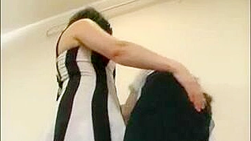 Mãe apaixonada levanta vestido listrado pra levar pau XXX jovem fundo