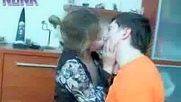 Punheta vira foda XXX intensa entre mãe e enteado