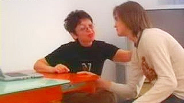 Mamãe asiática sensual ensina prazeres do sexo safado ao amante jovem