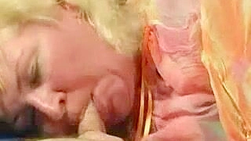 Mamãe de tetas enormes raspa a xota pra levar pau jovem