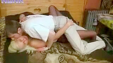 Jovem tira a meia-calça da madrasta e fode sua buceta safada