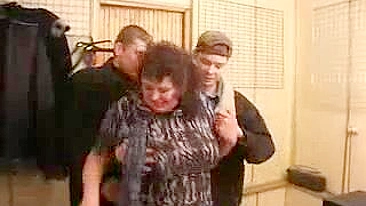 Vendedora madura gordinha topa gangbang safado na loja