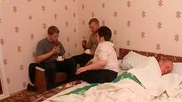 Três caras com tesão seduzem a mãe gostosa XXX do amigo pra sexo