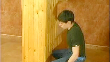 Filho novinho espia madrasta jovem no banho e fode ela