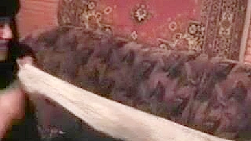 Mamãe russa gostosa mama e cavalga o pau duro do amante jovem