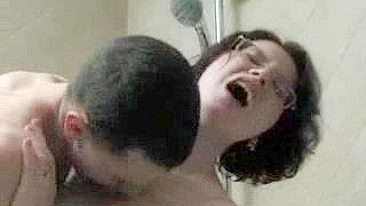 Cara espia madrasta no banheiro e enfia a rola safada na buceta dela