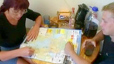 Mãe gostosa conhece amigo do filho e deixa ele foder sua xoxota safada