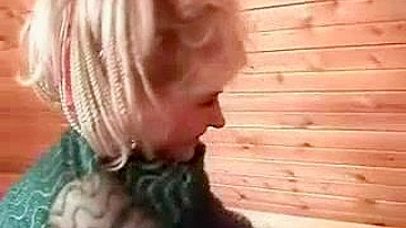 Mãe magrinha safada quer sexo matinal e acorda enteado pra meter