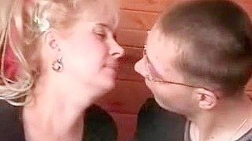 Mãe safada pega na rua bebe champanhe e transa com cara mais novo