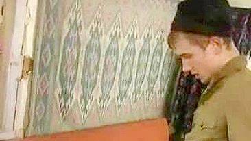 Soldado novinho lambe buceta e fode mãe russa em paródia porno safada