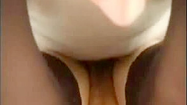 Mãe nua de meias agrada novinho com boquete e foda