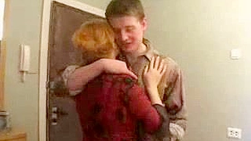 Cara jovem curte a buceta quente da esposa madura do tio