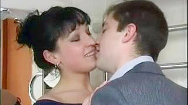 Cara mete a pica na buceta da mãe da namorada no banheiro