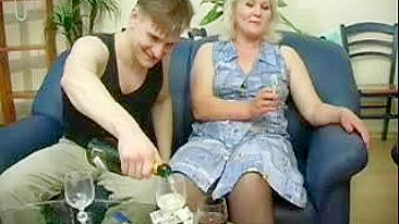 Mãe vadia fica bêbada e leva rola do novinho fácil