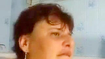 Novinho enfia pau fundo na buceta peluda da mãe russa