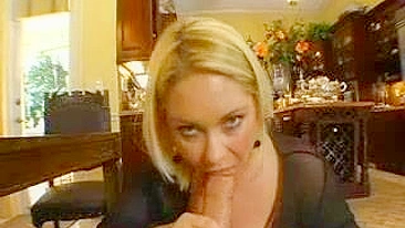 Mãe peituda chique mama e faz espanhola no encanador antes de transar