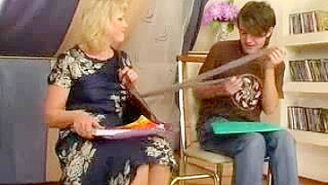 Professora loira safada tira a meia-calça pra foder o aluno