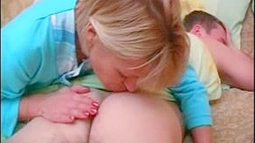 Madrasta jovem invade quarto do filho pra uma transa quente