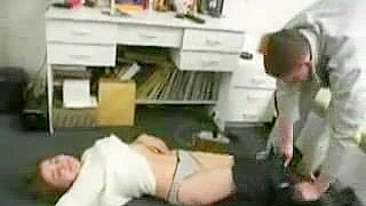 Vizinho esperto ajuda mãe pornô a acordar fodendo ela