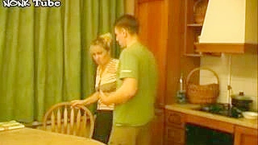 Mãe russa fogosa topa foda na cozinha com novinho