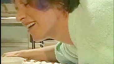 Ninfeta pega namorado fodendo sua madrasta safada na mesa