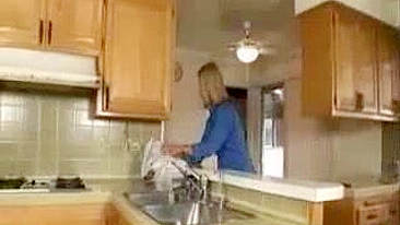 Mãe gostosa surta com entregador e mama sua rola dura