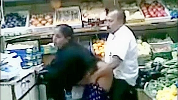 Dono de loja pervertido transa com mãe árabe sem vergonha em público