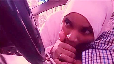 Mãe árabe safada de hijab branco mama pau do cara no carro