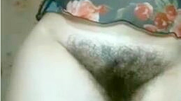 Mãe árabe sem vergonha mostra a buceta peluda e brinca com ela