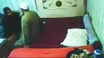 Câmera escondida flagra velhote tarado fodendo mãe árabe na cama