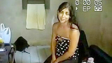 Cara grava vídeo amador de sexo quente com mãe árabe jovem em casa