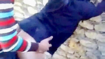 Garanhão árabe tarado fode mãe amadora de hijab na parede ao ar livre