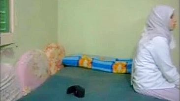 Mãe amadora fofa de hijab geme alto levando rola árabe no cu