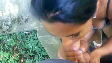 Mãe amadora tira roupa e mama pau de árabe por dinheiro ao ar livre