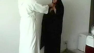 Mãe árabe gostosona dá punheta com os pés e leva porra neles