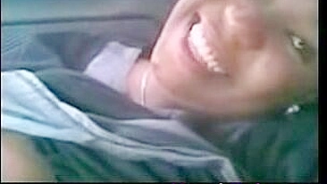 Mãe libidinosa leva pau do amante na xota árabe depilada no carro