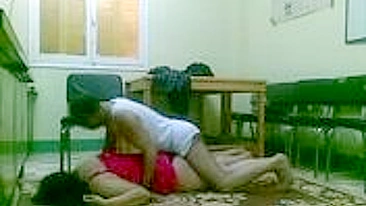 Mãe curvilínea amadora trai marido com chefe árabe no escritório