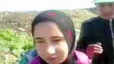 Dois árabes levam mãe vadia pro campo e metem nela