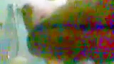 Tarado enfia pau na buceta da mãe árabe gorda no banheiro