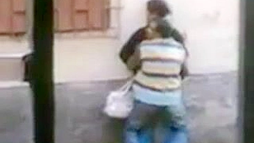 Voyeur flagra mamãe sem vergonha sendo fodida por árabe em público