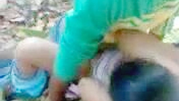 Dois árabes revezam fudendo mãe amadora pra câmera ao ar livre