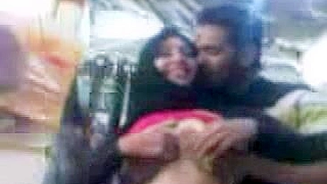 Mãe muçulmana de hijab deixa árabe brincar com seus peitos no mercado