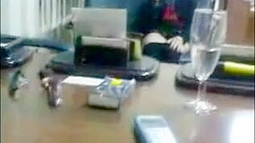 Chefe árabe animado seduz mãe sexy pra transa rápida no escritório