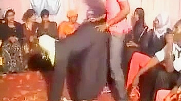 Várias mães árabes safadas em orgia louca com caras na festa