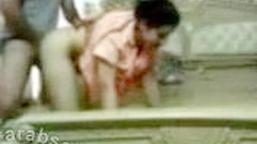 Mãe e pai árabes não sabem da câmera escondida no quarto