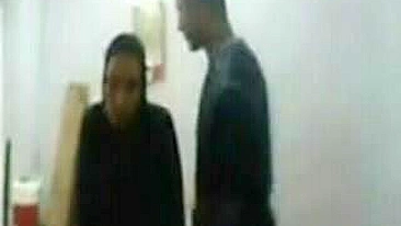 Mãe árabe desesperada deixa chefe tarado foder no escritório